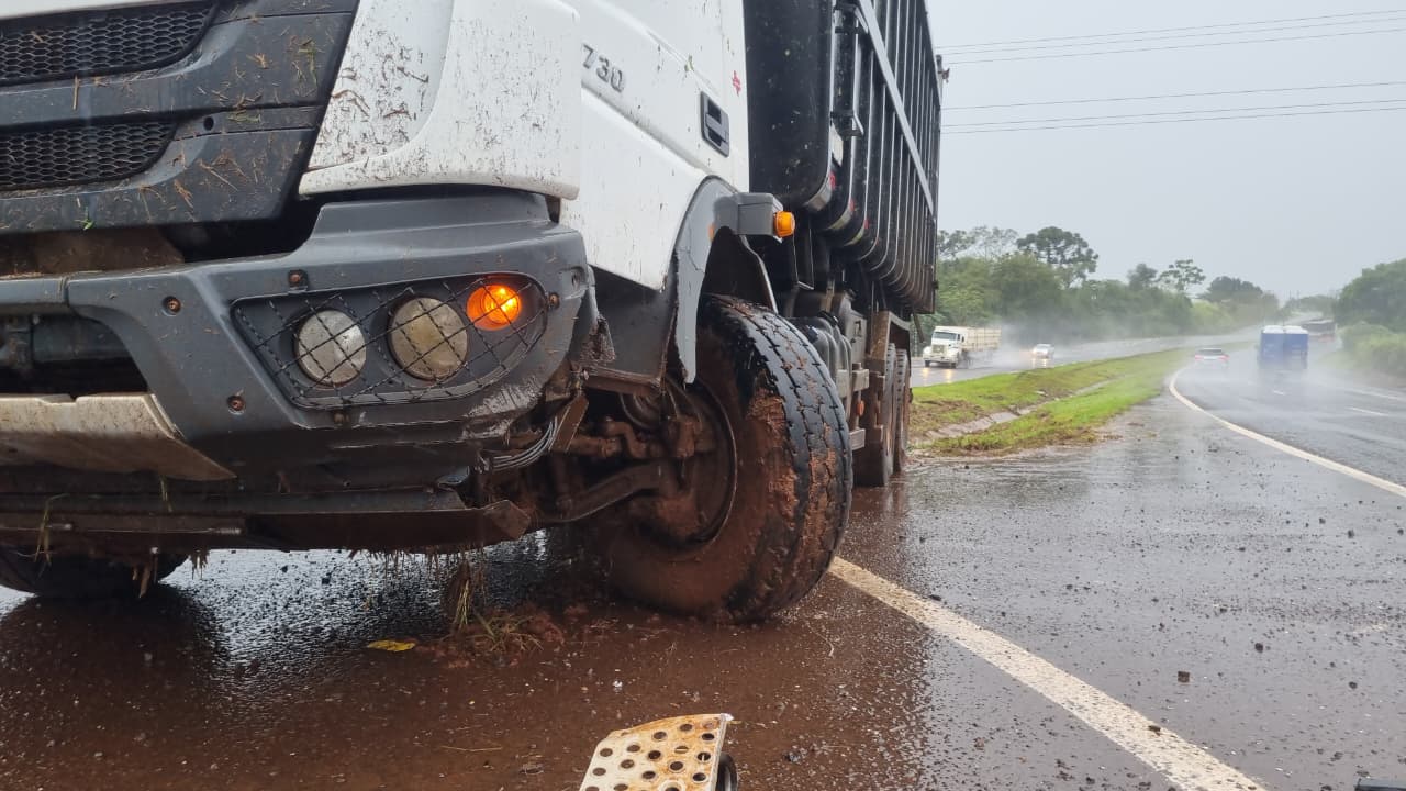 Caminhão sai da pista na BR-467, em Cascavel
