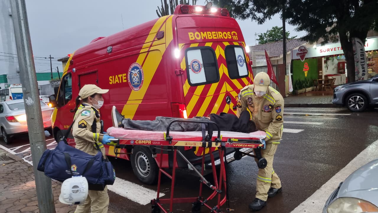 Adolescente é socorrida pelo Siate em colégio estadual de Cascavel