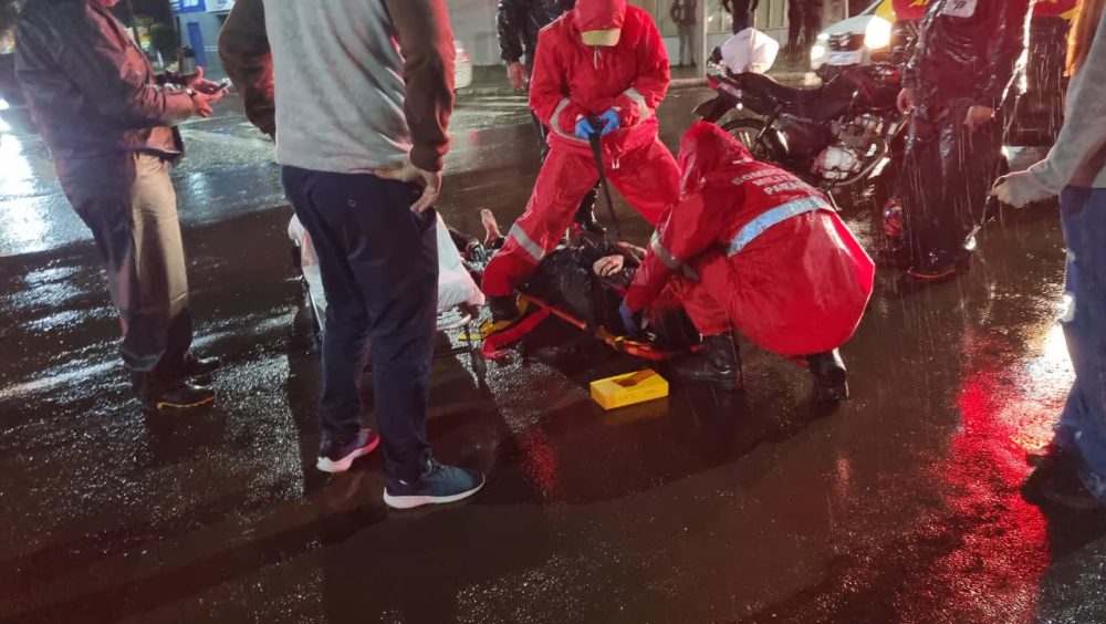 Motociclista sem CNH fica ferido em acidente entre carro e moto na Avenida Brasil Imagem referente a Motociclista sem CNH fica ferido em acidente entre carro e moto na Avenida Brasil
