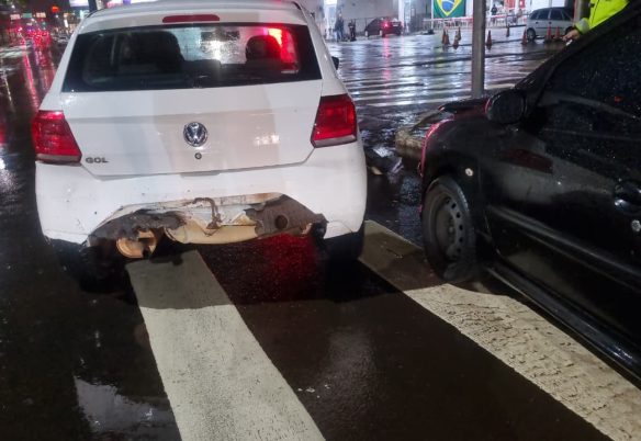 Chuva intensa e cruzamento volta a registrar acidente no Centro de Cascavel