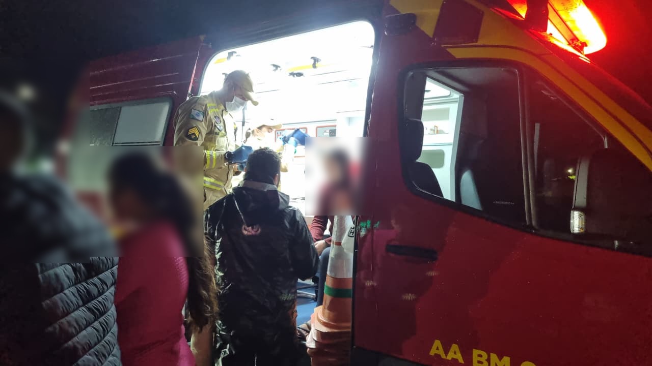 Condutora e passageira de motocicleta elétrica ficam feridas em acidente no Esmeralda