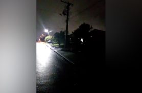 Lâmpada queimada em poste gera preocupação entre moradores no Bairro Brasília