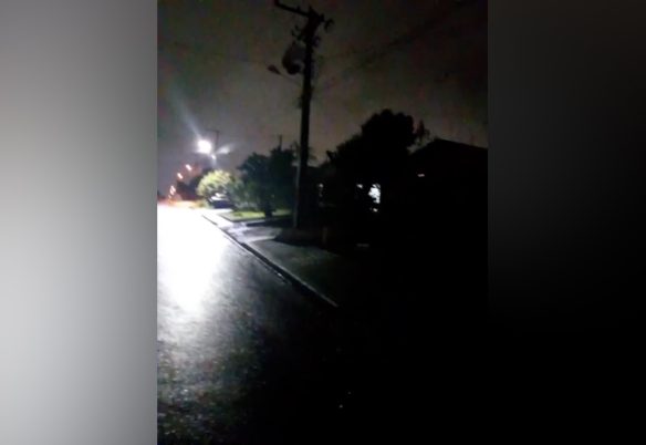 Lâmpada queimada em poste gera preocupação entre moradores no Bairro Brasília