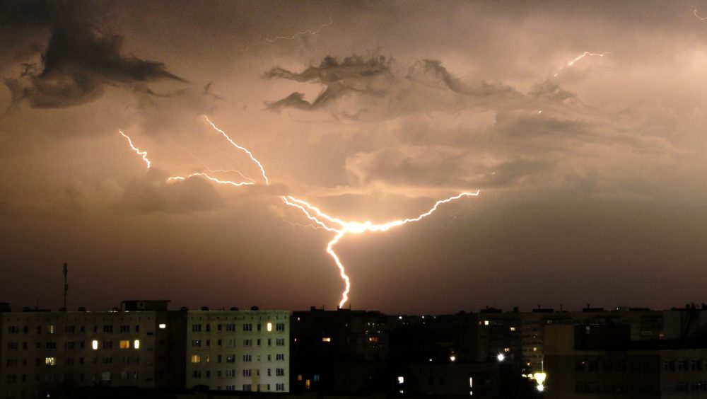 Inmet coloca todo o Paraná sob alerta de tempestades Imagem referente a Inmet coloca todo o Paraná sob alerta de tempestades