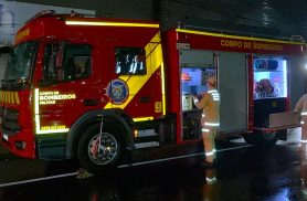 Mulher recebe ajuda dos Militares do Corpo de Bombeiros na UPA após anel ficar preso no dedo