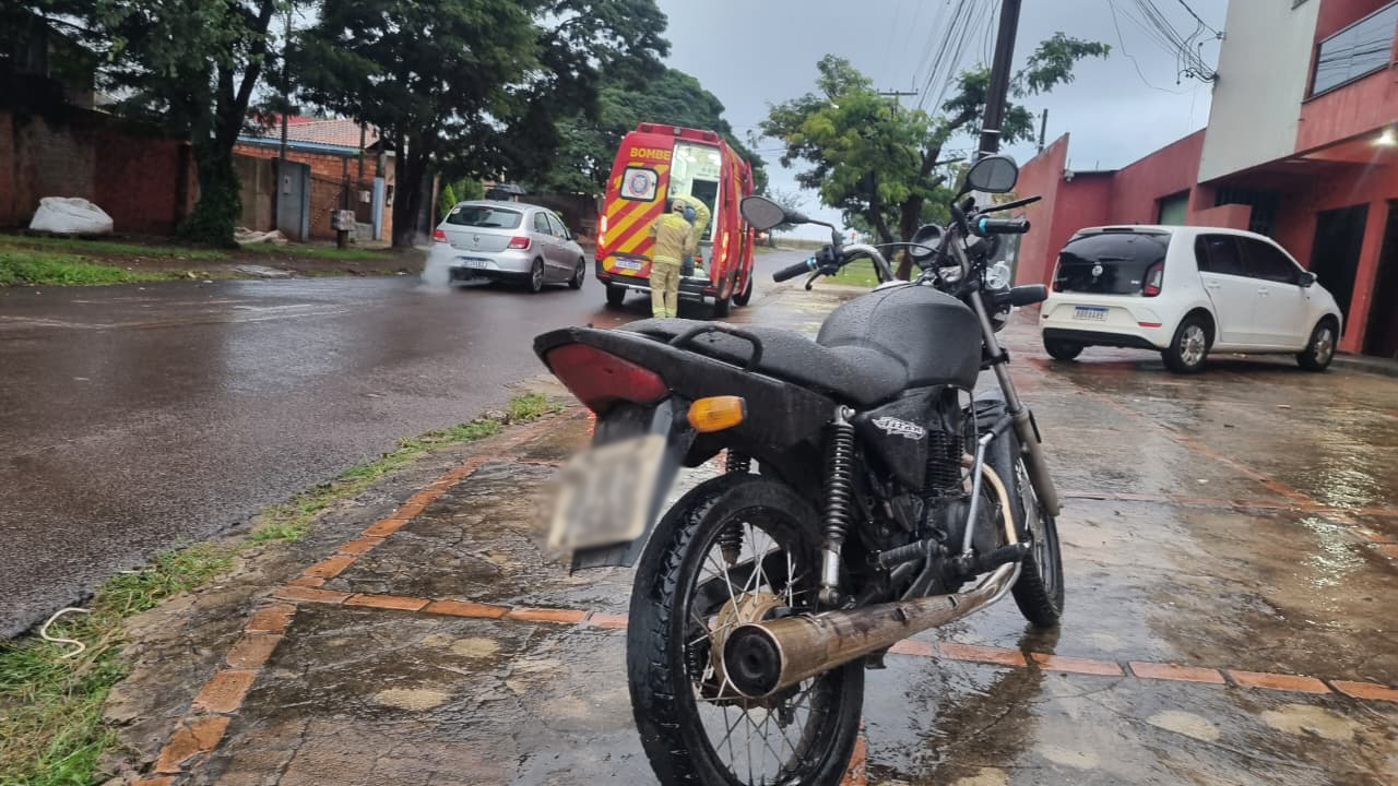 Motociclista fica ferido após acidente no Bairro Santa Cruz, em Cascavel