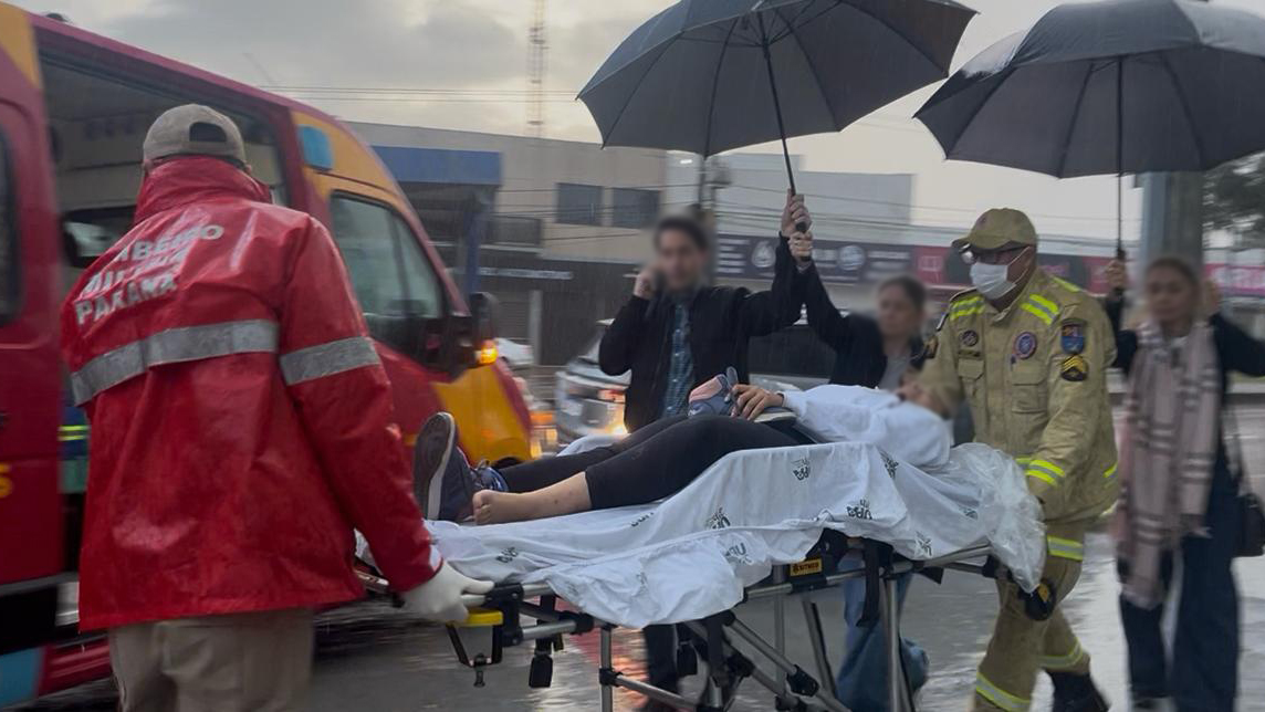 Jovem de 18 anos sofre queda em calçada molhada e é socorrida pelo Siate em Cascavel