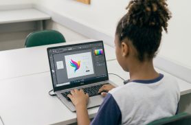 Curso gratuito de design gráfico abre vagas para jovens de 14 a 19 anos em Cascavel