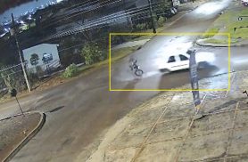 Câmera registra momento de acidente entre carro e motocicleta no Bairro Santa Cruz, em Cascavel