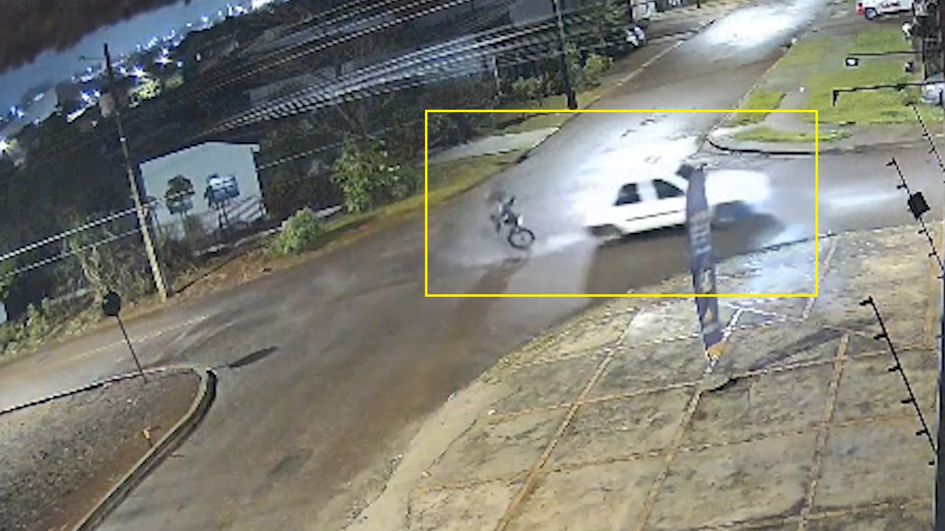 Câmera registra momento de acidente entre carro e motocicleta no Bairro Santa Cruz, em Cascavel