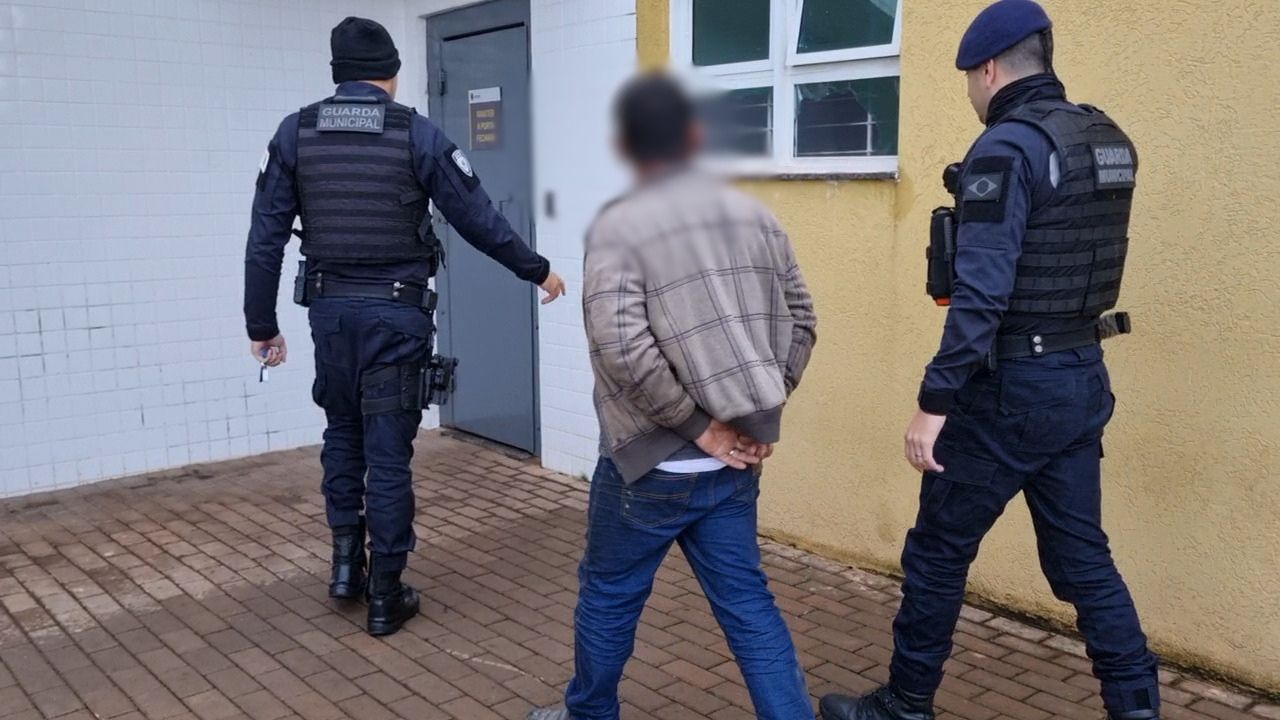 Homem com mandado de prisão é detido pela GM perto da rodoviária de Cascavel