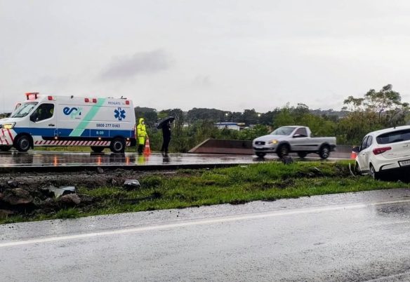 Motorista perde o controle e carro vai parar no canteiro central da BR-163