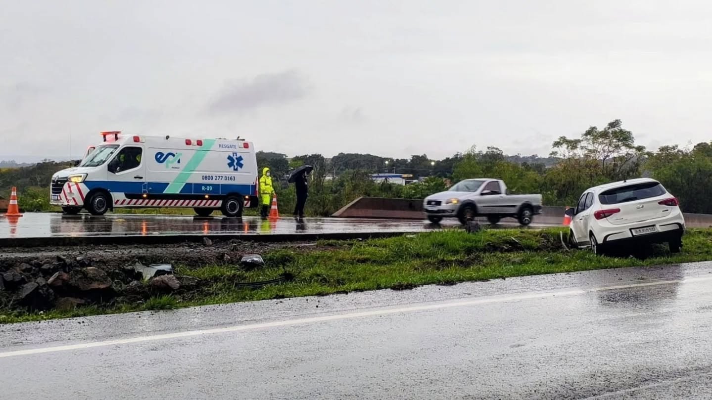 Motorista perde o controle e carro vai parar no canteiro central da BR-163 Imagem relativa a Motorista perde o controle e carro vai parar no canteiro central da BR-163