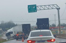 Carreta se envolve em acidente de trânsito no Trevo Cataratas