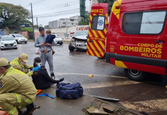 Mulher fica ferida em acidente entre Meriva e Ranger no Centro de Cascavel