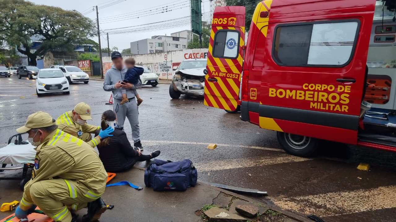 Mulher fica ferida em acidente entre Meriva e Ranger no Centro de Cascavel