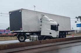 Carreta se envolve em acidente de trânsito no Trevo Cataratas