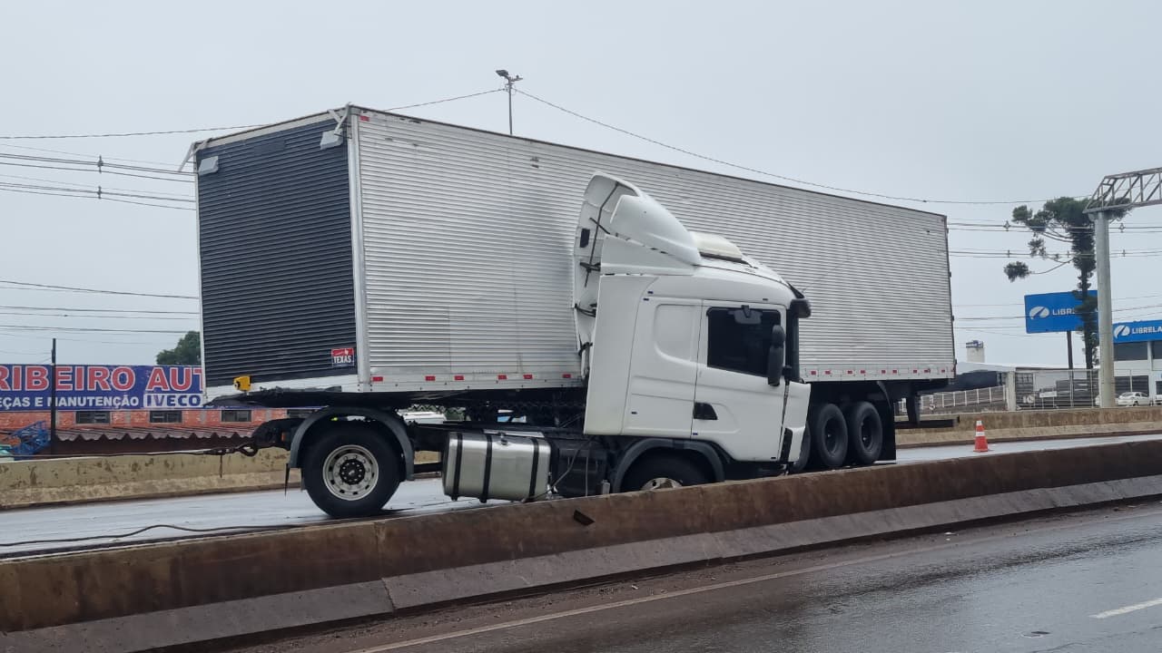 Carreta se envolve em acidente de trânsito no Trevo Cataratas