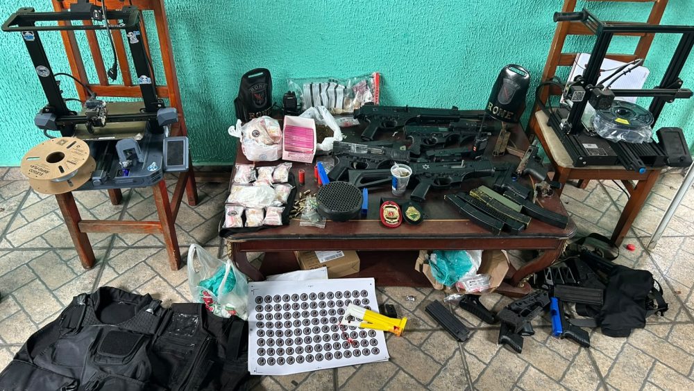 PCPR e PMPR localizam foragido e apreendem armas, munições e drogas em Piraquara Imagem referente a PCPR e PMPR localizam foragido e apreendem armas, munições e drogas em Piraquara