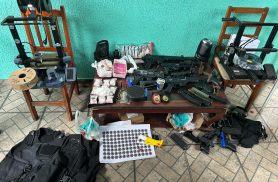 PCPR e PMPR localizam foragido e apreendem armas, munições e drogas em Piraquara