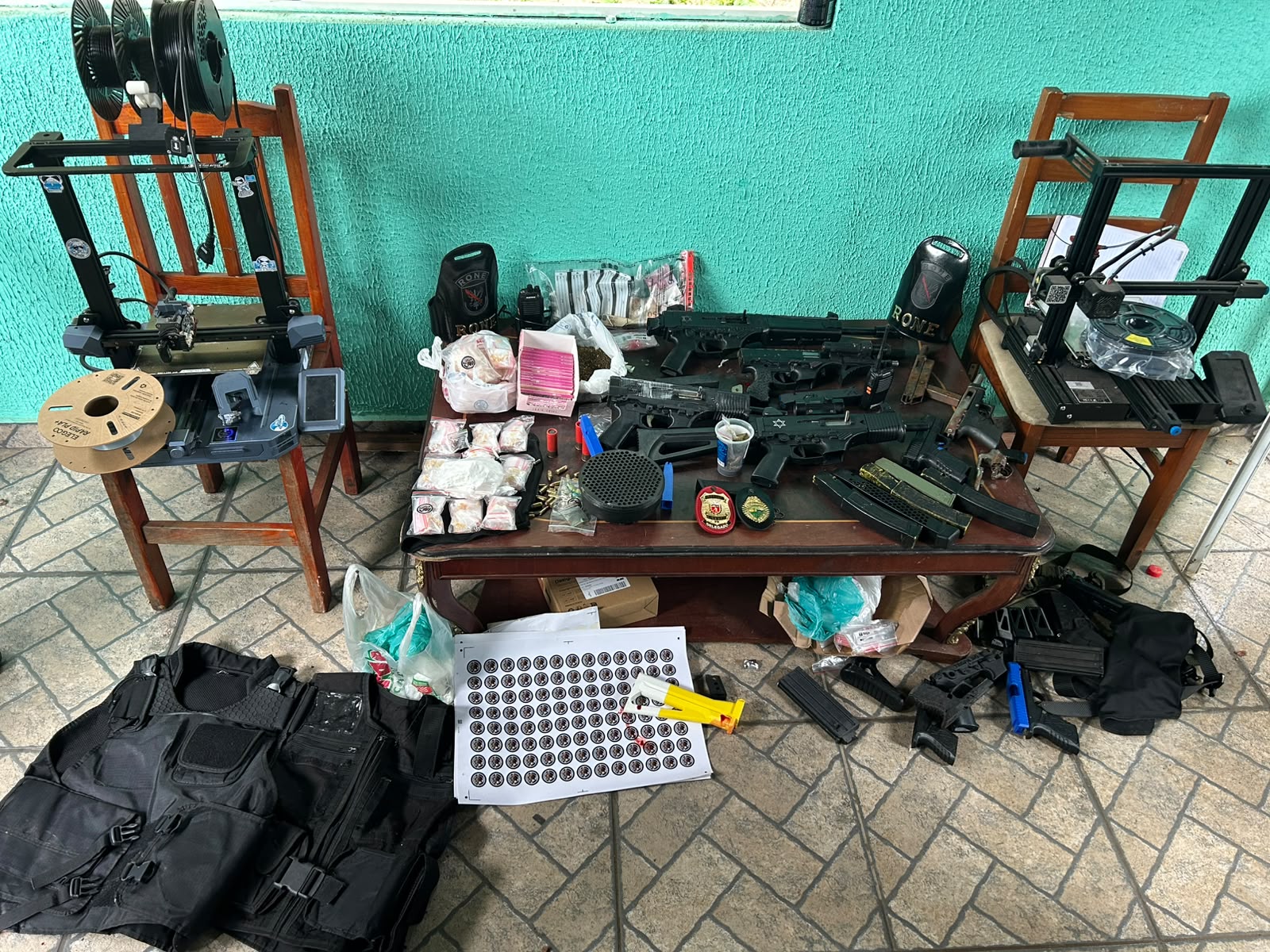 Imagem relativa a PCPR e PMPR localizam foragido e apreendem armas, munições e drogas em Piraquara