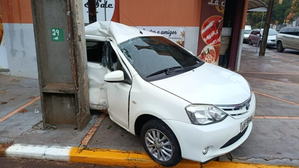 Etios fica destruído após colisão com carro e também ser arremessado contra poste Imagem referente a Etios fica destruído após colisão com carro e também ser arremessado contra poste