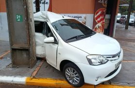 Etios fica destruído após colisão com carro e também ser arremessado contra poste