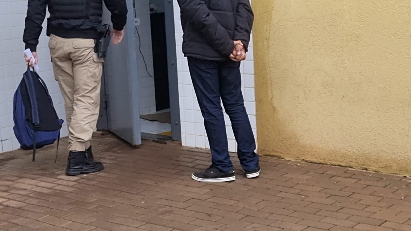 Estudante estoura bombinha dentro do colégio e caso vai parar na delegacia