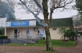 Fio energizado arrebenta e acende alerta de perigo em frente à UBS do Aclimação