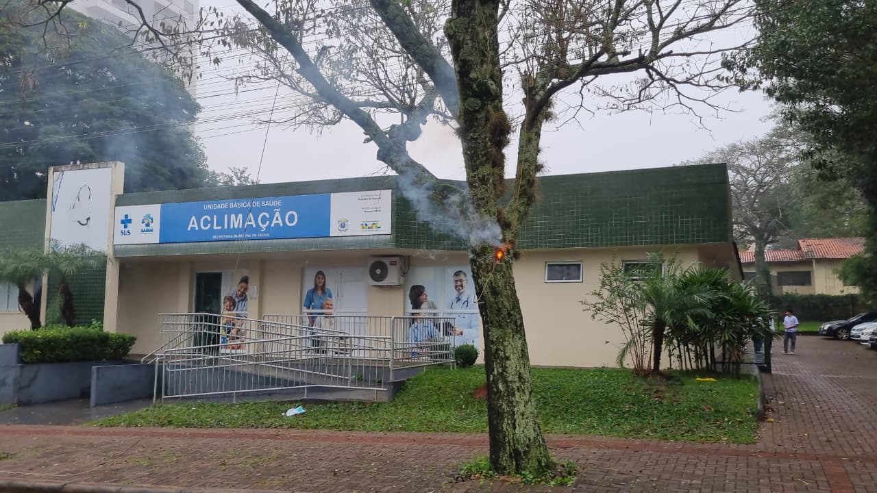 Fio energizado arrebenta e acende alerta de perigo em frente à UBS do Aclimação