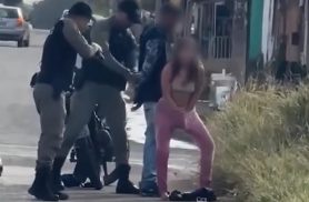 Mulher "dá a luz" a pistola durante abordagem da PM