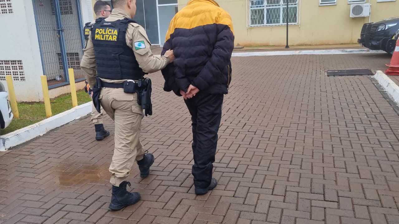 Homem é detido pela PM após motocicleta com placa adulterada ser abordada em Cascavel