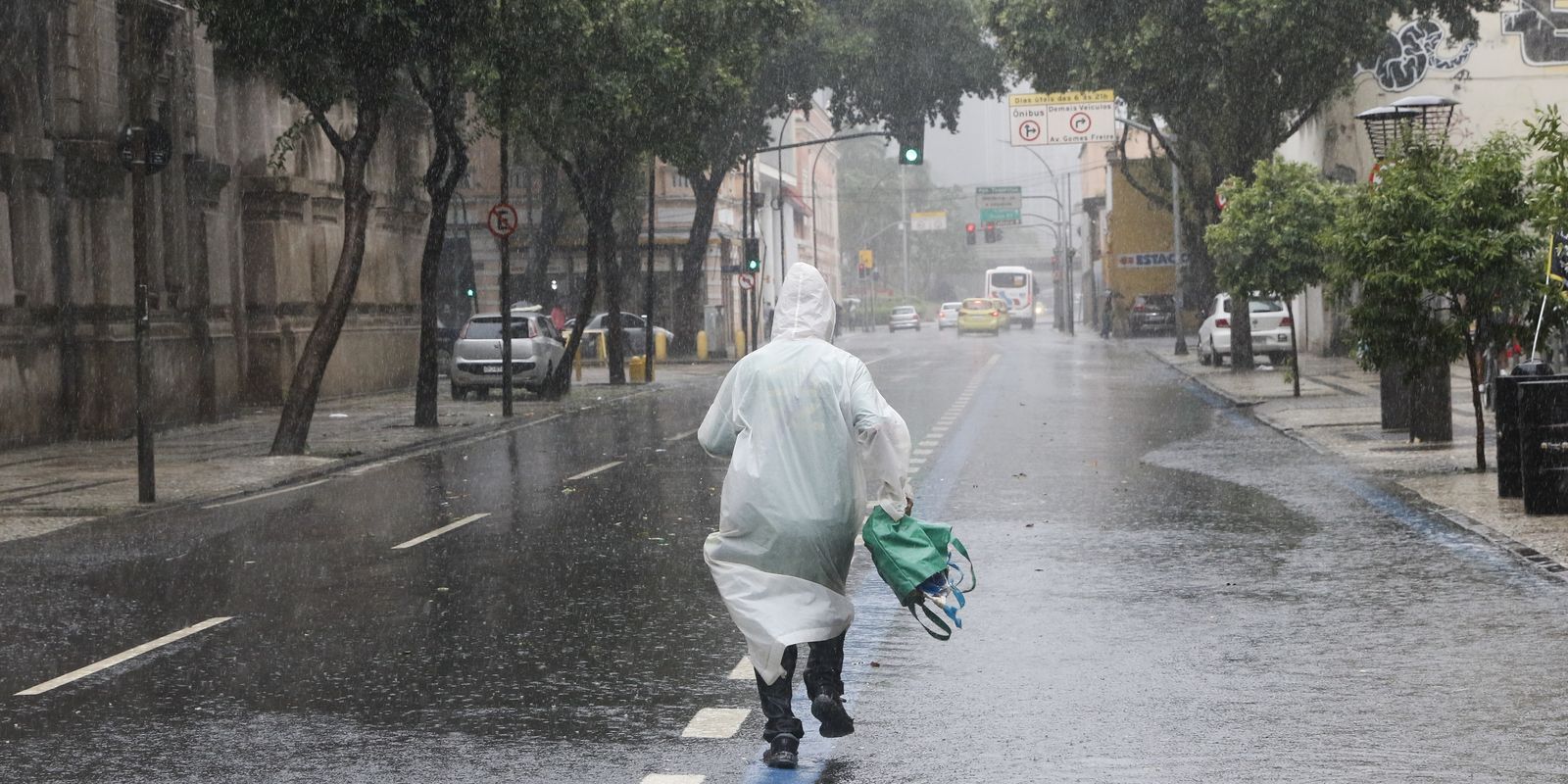 Sul, Sudeste e Centro-Oeste podem ter final de semana de chuva intensa Imagem relativa a Sul, Sudeste e Centro-Oeste podem ter final de semana de chuva intensa