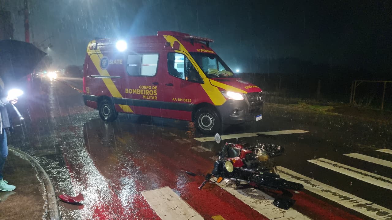 Motociclista fica ferido em acidente no Santa Cruz durante chuva