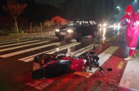 Motorista foge após batida frontal com motociclista na Avenida Tito Muffato