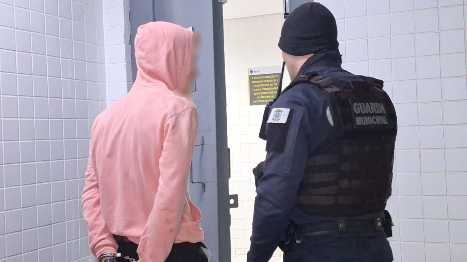 Homem é encaminhado à Delegacia após desacatar GM durante abordagem na rodoviária de Cascavel