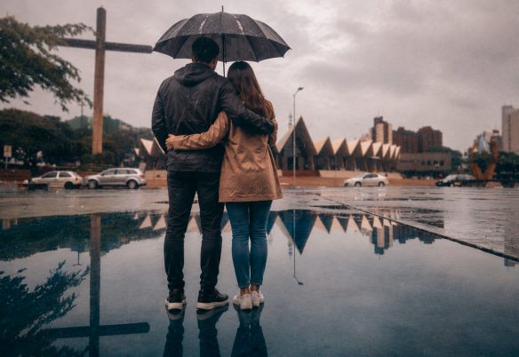 Namorados terão que dividir o guarda-chuva nesta sexta em Cascavel
