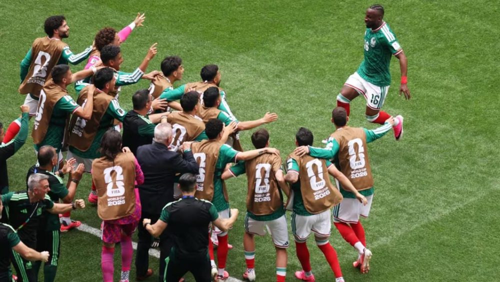 México abre Copa vencendo África do Sul em duelo com três expulsões Imagem referente a México abre Copa vencendo África do Sul em duelo com três expulsões