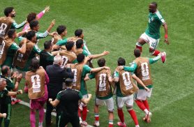 México abre Copa vencendo África do Sul em duelo com três expulsões