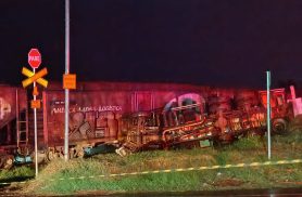 Caminhão-tanque é atingido por trem na BR-369