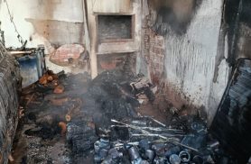 Fagulha de churrasco provoca incêndio em barracão e quase atinge vários veículos