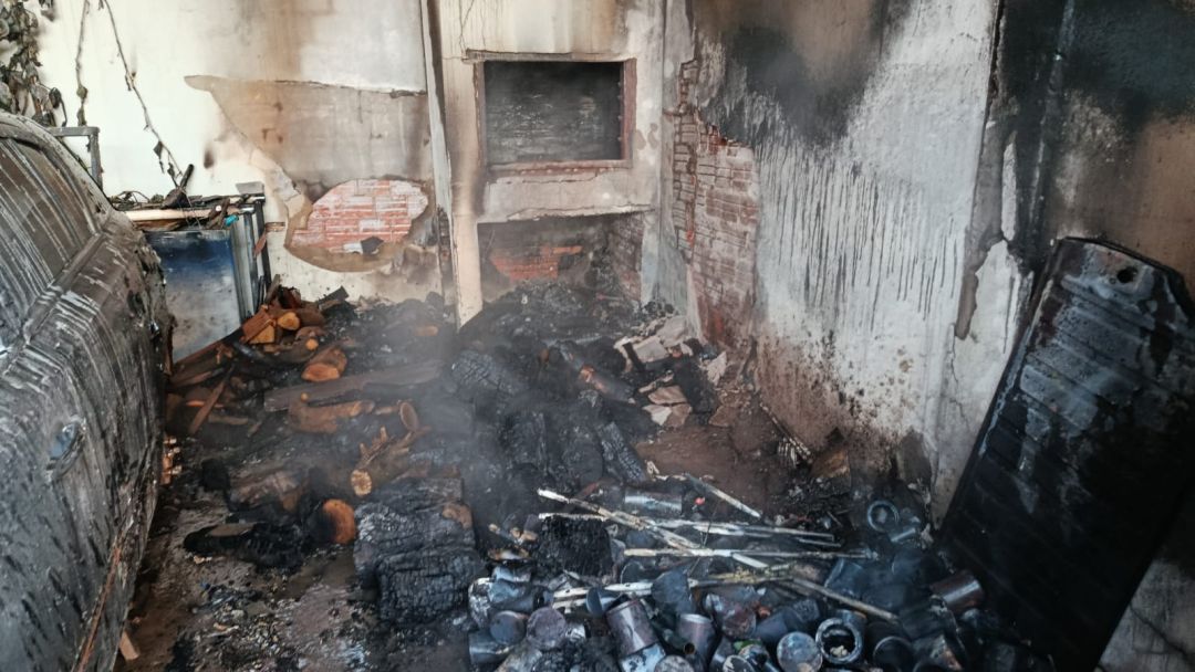 Imagem relativa a Fagulha de churrasco provoca incêndio em barracão e quase atinge vários veículos