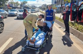 Mulher fica ferida após acidente entre carro e motocicleta na Avenida Carlos Gomes, em Cascavel