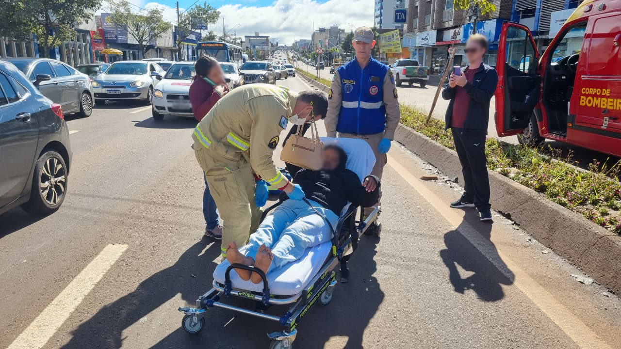 Mulher fica ferida após acidente entre carro e motocicleta na Avenida Carlos Gomes, em Cascavel