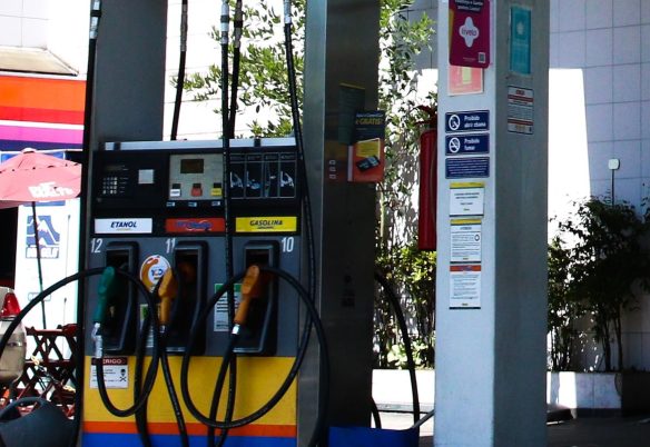 Concorrência do etanol e subvenção fazem preço da gasolina cair