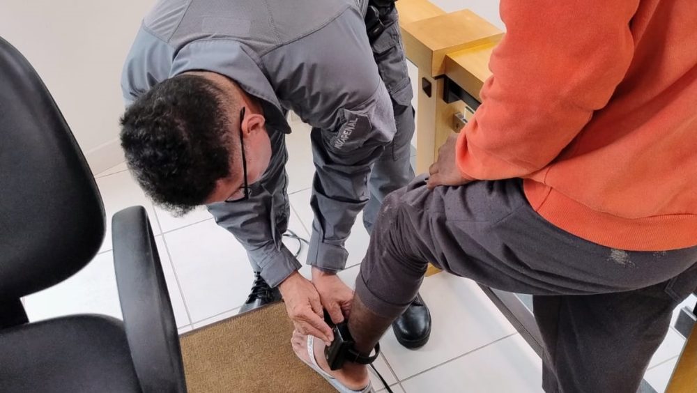 Ação integrada regulariza situação de quase 100 monitorados eletronicamente no litoral do Paraná Imagem referente a Ação integrada regulariza situação de quase 100 monitorados eletronicamente no litoral do Paraná