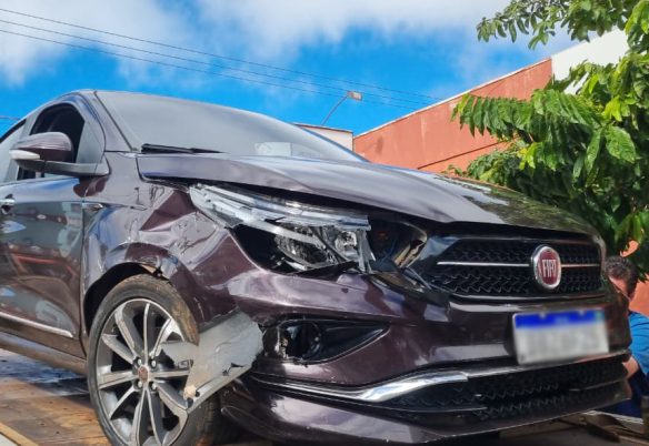 Cronos e Sandero se envolvem em acidente no Bairro Parque São Paulo