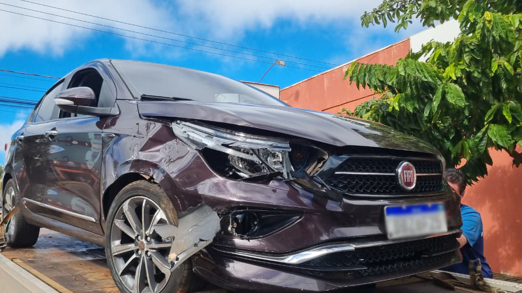 Cronos e Sandero se envolvem em acidente no Bairro Parque São Paulo
