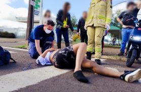 Mulher cai de moto elétrica e fica inconsciente na Avenida das Pombas