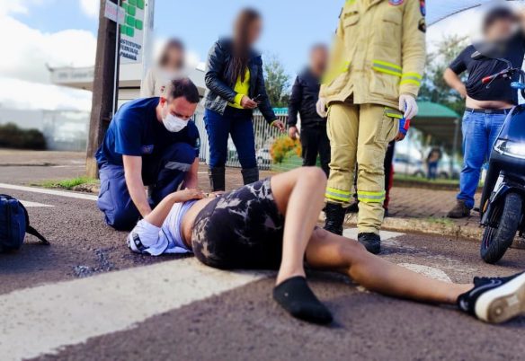 Jovem cai de moto elétrica e fica ferida na Avenida das Pombas